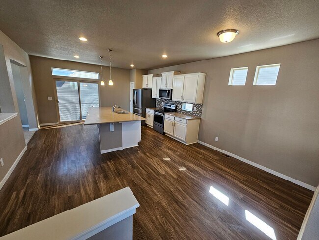 Foto del edificio - 3 Bed 3 bath house in Banning Lewis!