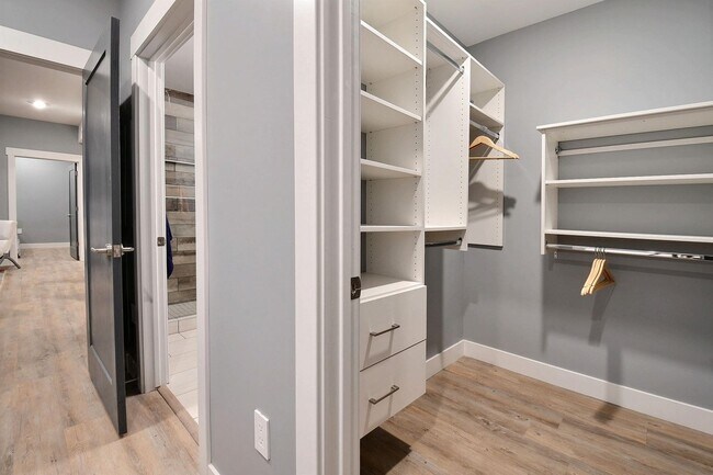 Foto del edificio - ONE MONTH FREE RENT! Furnished Contemporar...