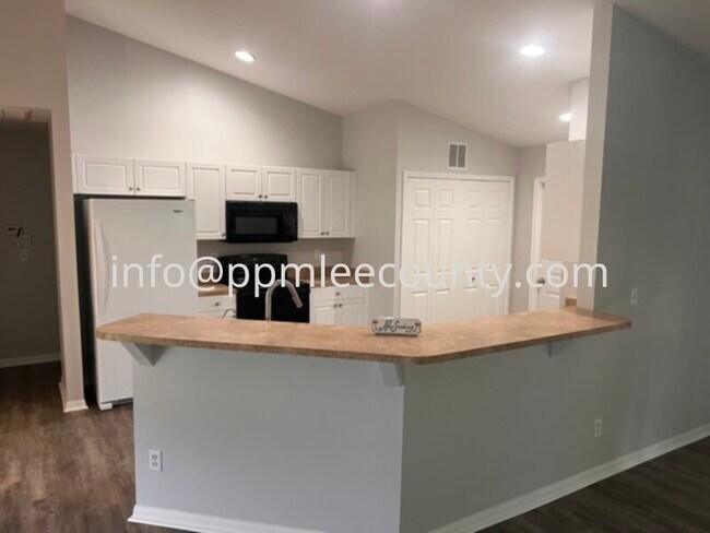 Building Photo - Fantastic 3 bedroom 2 bath 2 car garage home on a corner lot