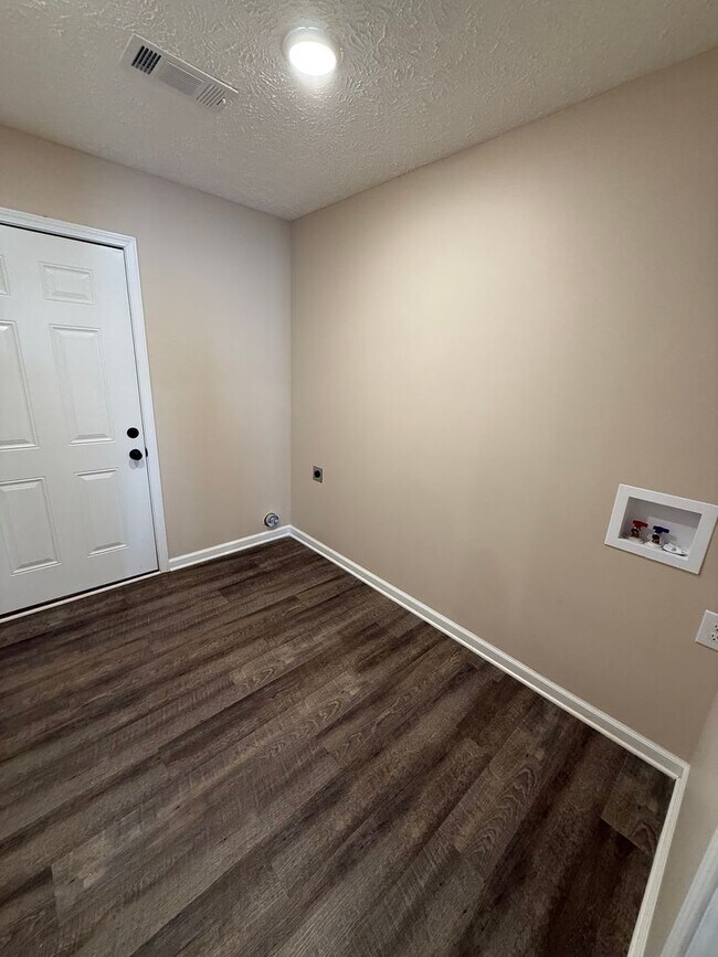 Foto del edificio - Nestled Tri-Plex in the Heart of Greenfield, TN
