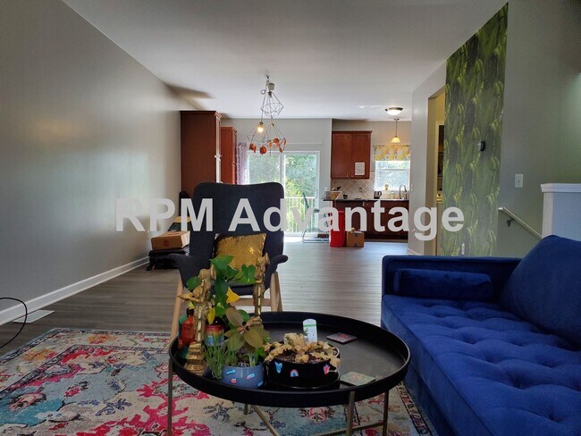 Building Photo - Gorgeous Townhouse Steps from Pool and Hik...