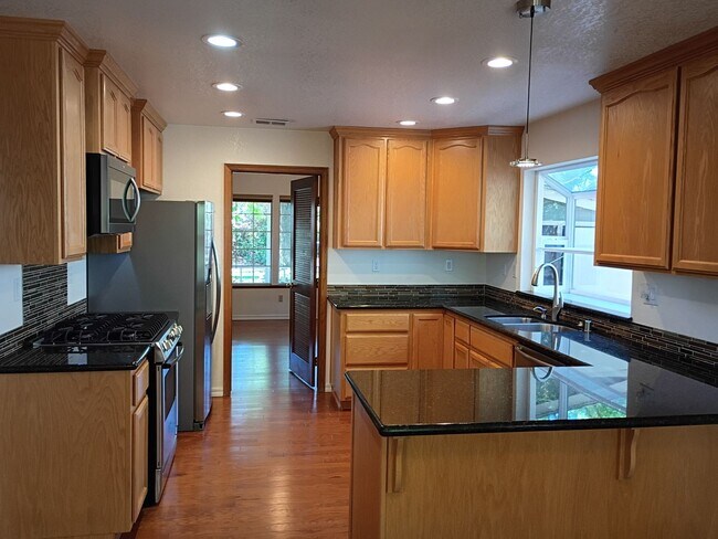 Foto del edificio - Excellent Fair Oaks Location 3 Bedroom Home!
