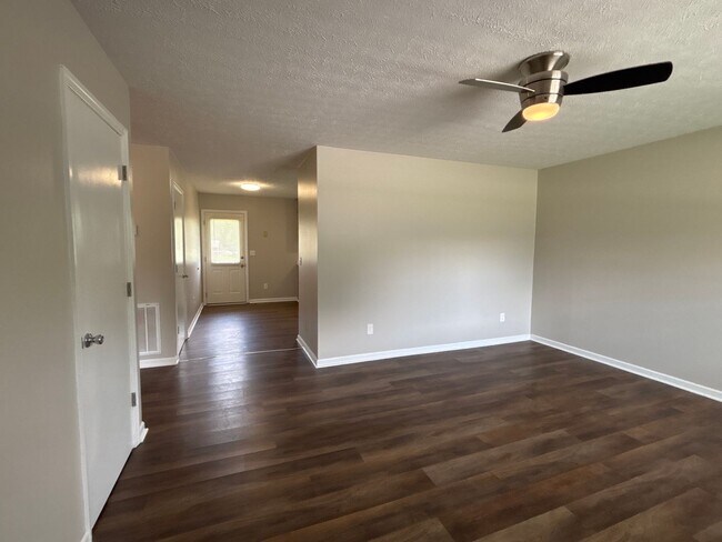 Foto del edificio - COMING SOON! - 2 Bedroom Duplex in Manchester!