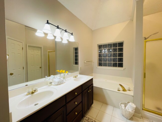 Building Photo - 11 Silverdale Cove