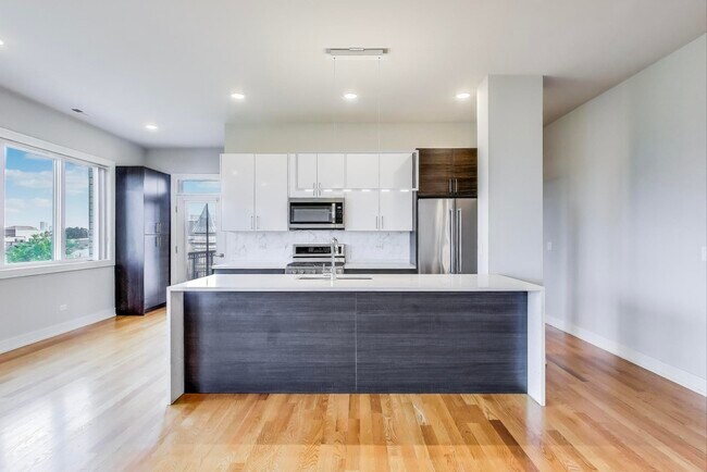 Foto del edificio - 1641 W Grand Ave