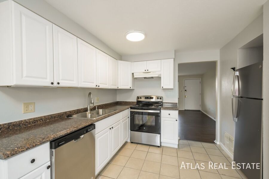 Foto principal - Spacious 2 bed 1 bath unit in Lakewood !