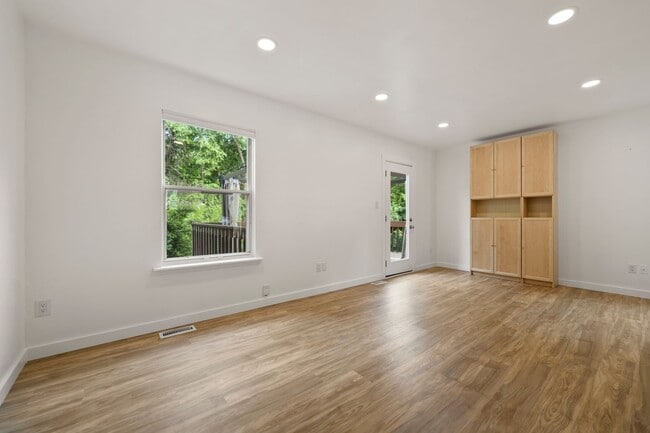 Building Photo - Gorgeous 4Bed/3.5Bath Townhome Minutes to ...