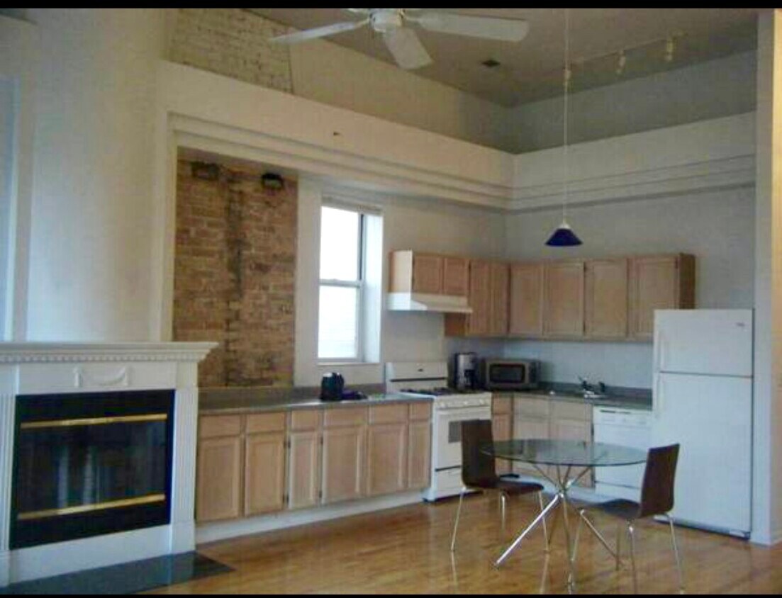 Primary Photo - 1102 N Ashland Ave