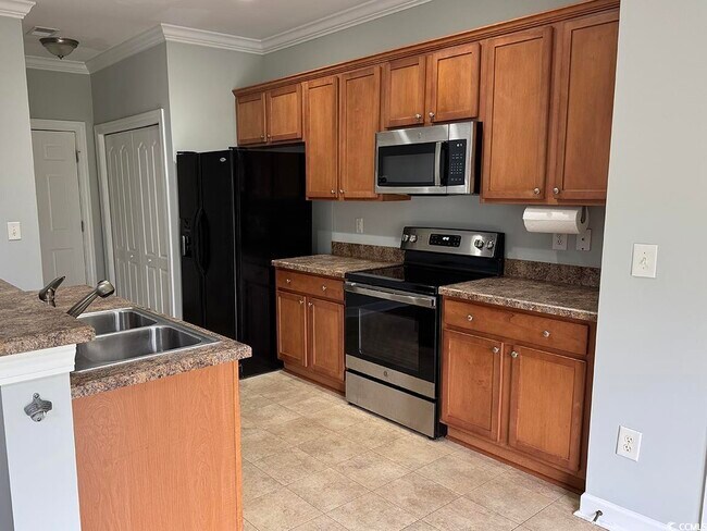 Building Photo - 1060 Fairway Ln