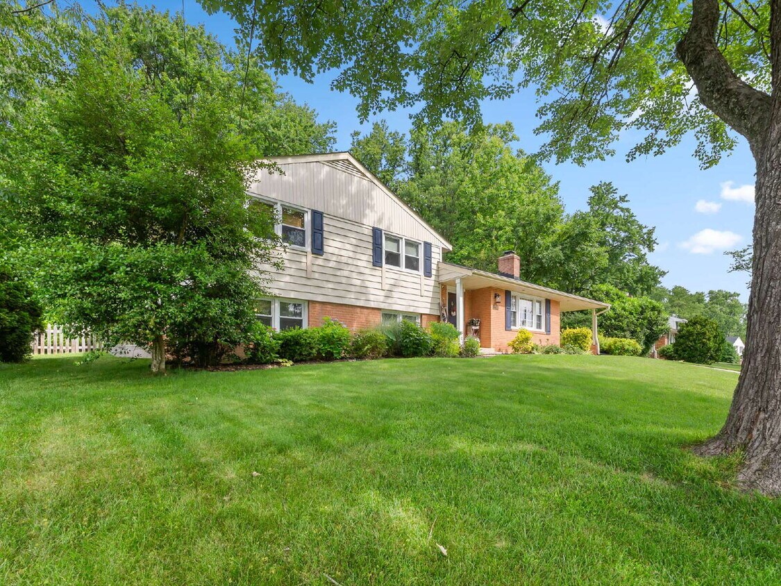 Foto principal - Beautifully Updated Home with Modern Comforts