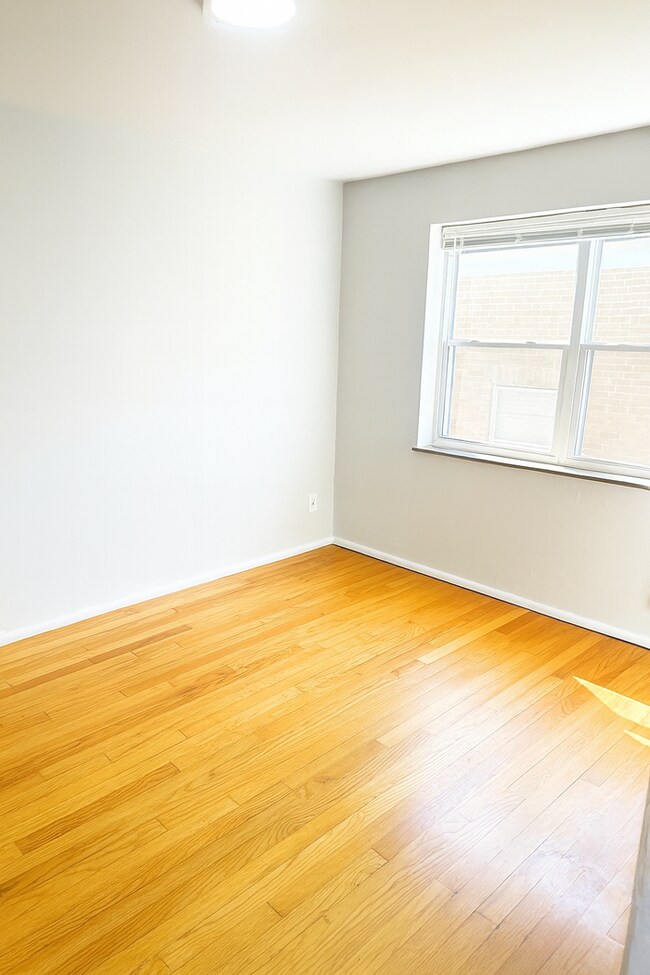 Foto del edificio - 7055 Amherst Ave