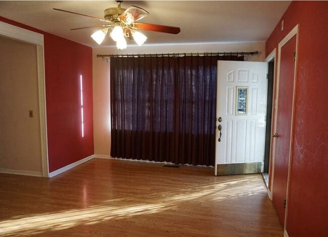 Living Room - 5001 Lindale Dr