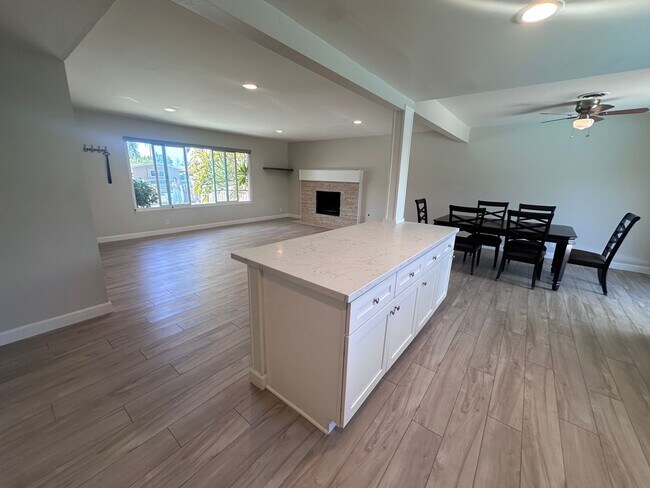 Building Photo - BACK ON MARKET - 3 bed 2 bath fully remode...