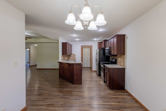 Foto del edificio - 3 BED, 2 BATH, 2 CAR GARAGE DUPLEX - Avail...