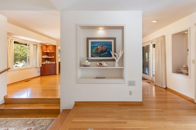 Building Photo - 375 Las Palmas Dr