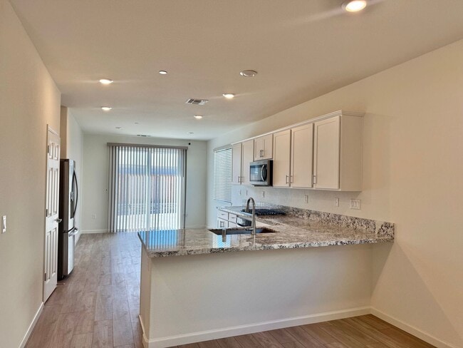 Building Photo - 2081 Fuchsia Dr
