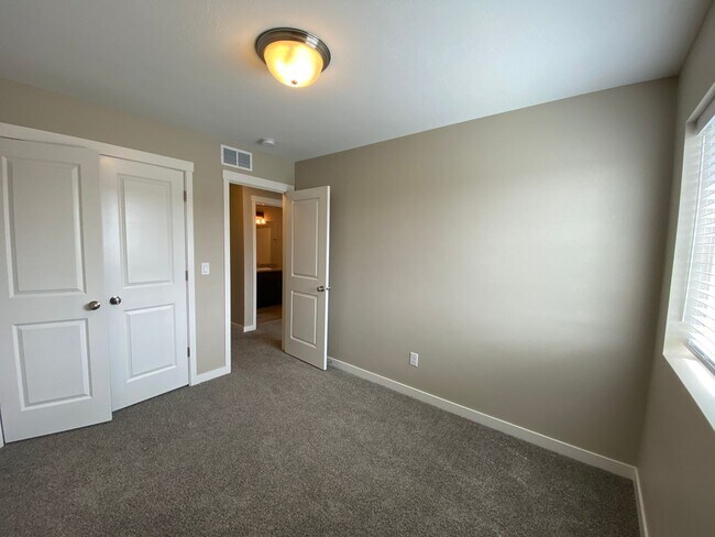 Building Photo - Townhouse