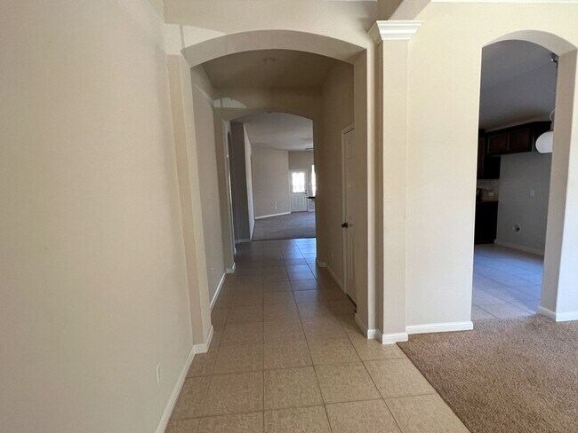 Foto del edificio - 2475 Santa Barbara Loop