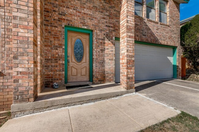 Foto del edificio - SPACIOUS 4-BEDROOM HOME IN PARKWOOD