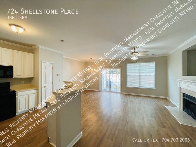 Building Photo - Charming 3 bedoom 2.5 bath town home in th...