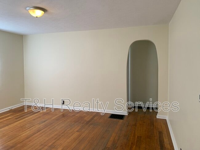 Building Photo - 4640 Kingsley Dr