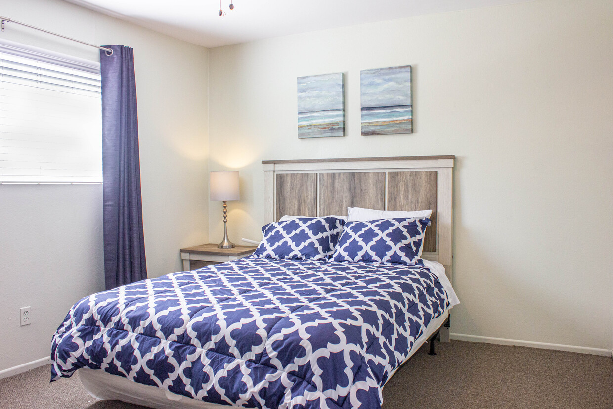 Bedroom 1 w/ TV & Desk - 4225 Parkwood Ct