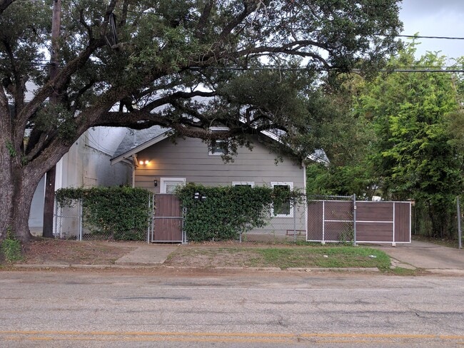 Building Photo - 2413 Emancipation Ave