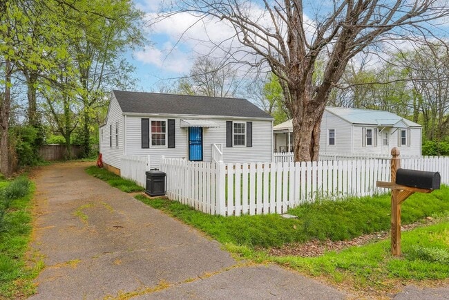 Building Photo - Beautiful Home in Nashville!