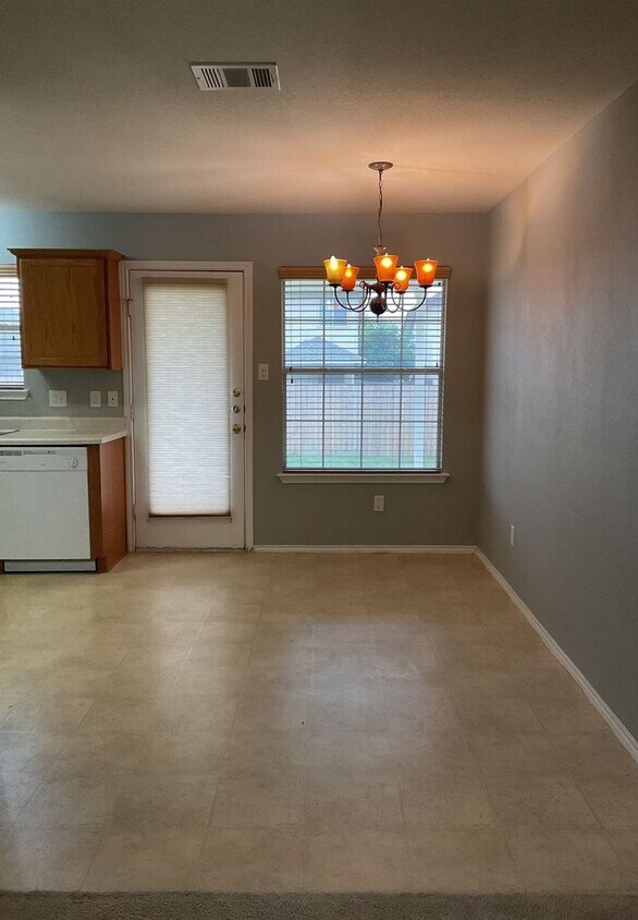 Foto del edificio - NEW IN MANAGEMENT - AVAILABLE NOW!