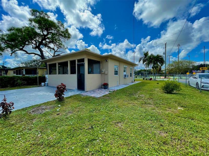 Building Photo - 844 NW 15th Ave