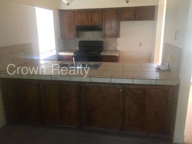 Building Photo - 2/2 Townhome in South Visalia