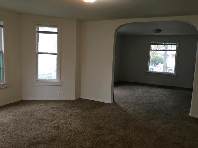 Building Photo - 2124 W Broadway Ave, Unit 1