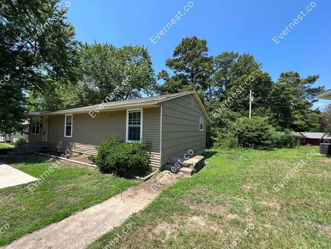 Building Photo - 16 Hiland Pl