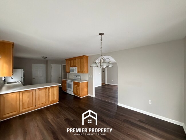 Foto del edificio - Stunning 3BR/2.5BA Trussville Estate | 1,990 Sq Ft, Stone Fireplace, Garage & Deck