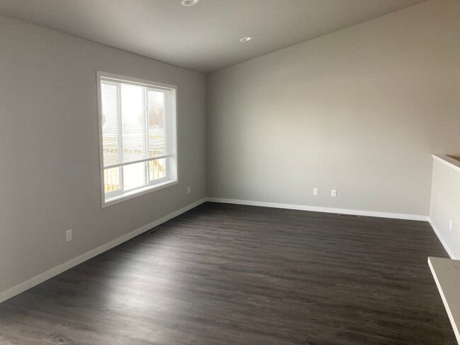 Building Photo - 3 Bed 3 Bath Townhome