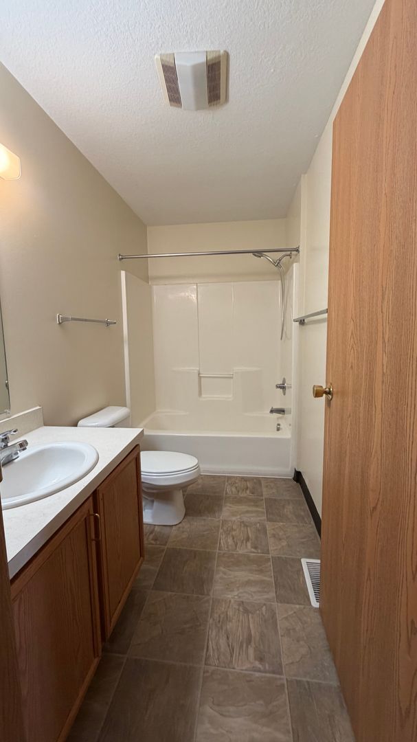Building Photo - 1040 Steeplebush Dr