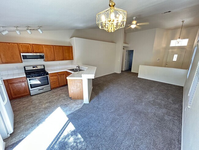Foto del edificio - Cozy 3Bed/2Bath/2Car Residence located in beautiful Summerlin!