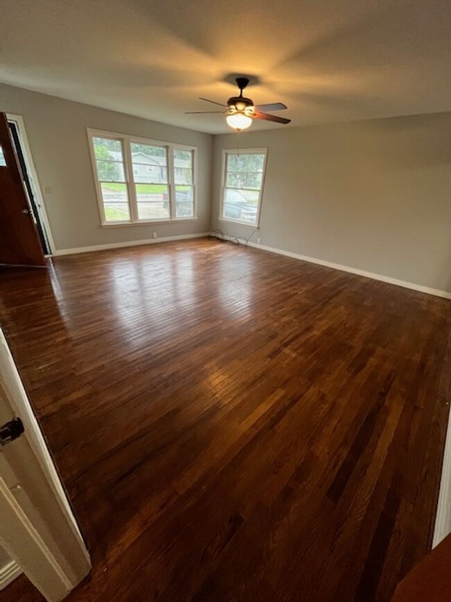 Building Photo - Beautifully Remodeled Home 3b2bth $1,300/mo.