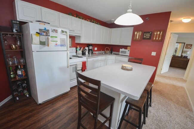 Building Photo - Nicely updated Willows condo w/garage!