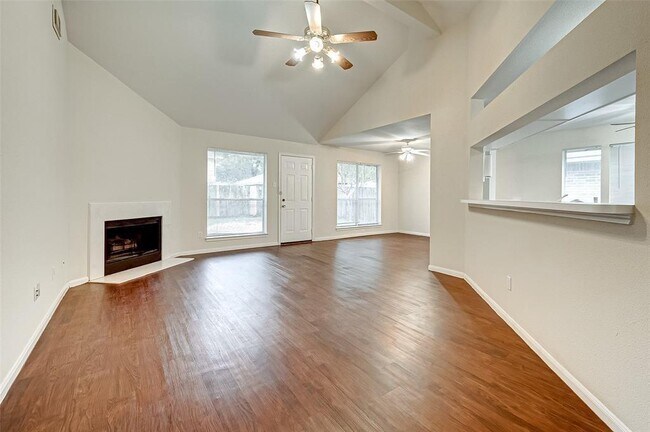 Foto del edificio - 2214 Old Oak Ln