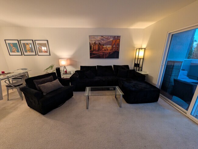 Sala de estar. Comedor a la izquierda y balcón a la derecha. - 3542 Shoreline Bluff Lane