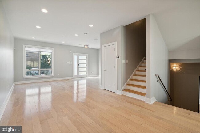 Building Photo - 607 Poplar St