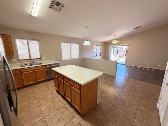 Foto del edificio - 3/2 Single story Avondale Home *Custom Paint* & Carpet in Beds Only!