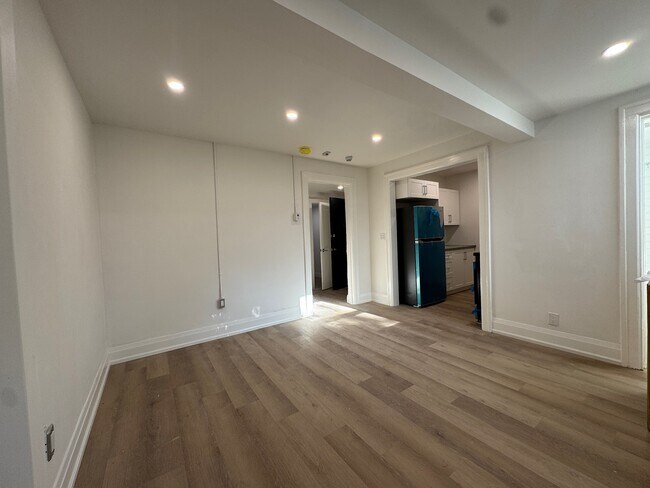 Photo du bâtiment - Freshly Renovated Bachelor Apartment