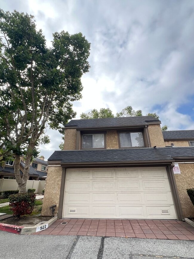 Building Photo - Beautiful 3 Bedroom / 2.5 Bath Town Home i...