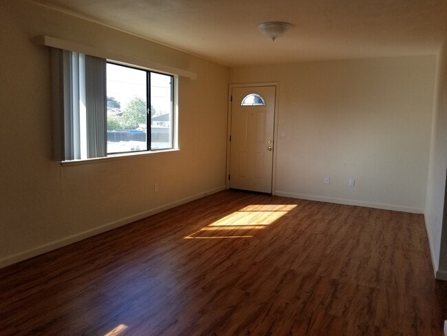 Building Photo - A 2 Bdrm, 1 Bath near the heart of Roseville!