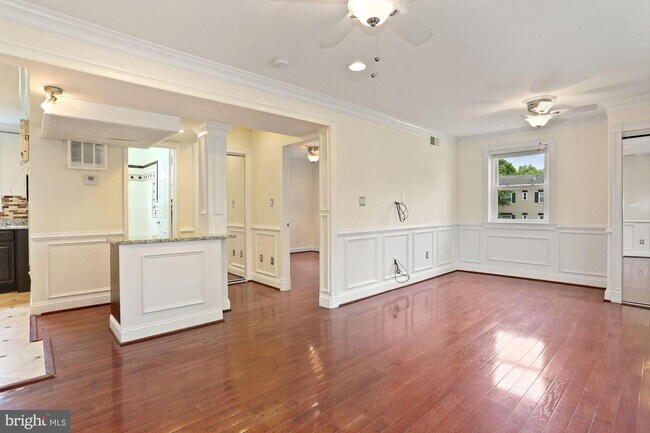 Building Photo - 6180 Greenwood Dr