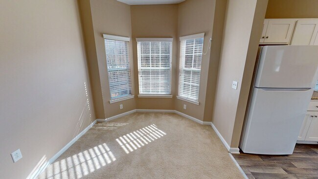 Foto del edificio - Second Floor Rear View 3 Bedroom in a Gate...