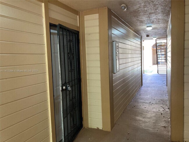 Foto del edificio - 18965 NW 62nd Ave