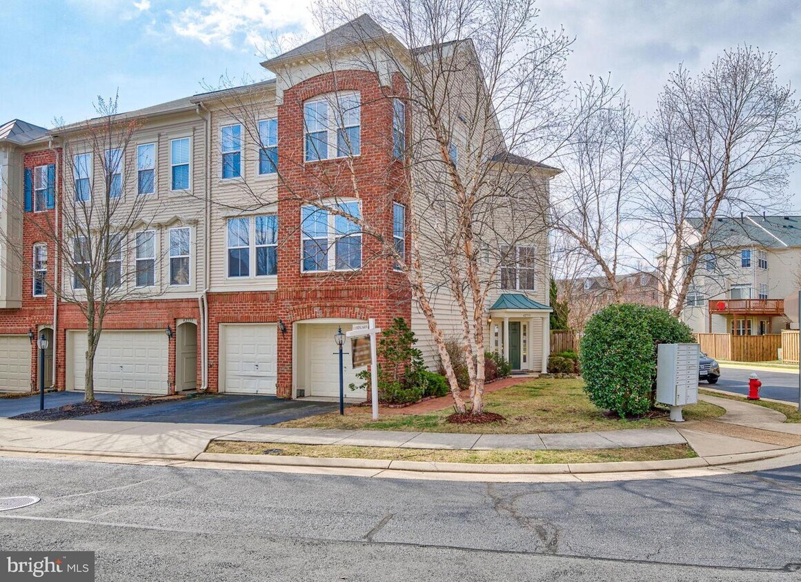 42531 Regal Wood Dr, Ashburn, VA 20148 Townhouse for Rent in Ashburn